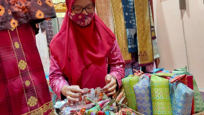 Hazura, pemilik usaha Indah Songket dan Sovenir di Palembang Sumsel memproduksi beragam jenis produk songket (Liputan6.com / Nefri Inge)