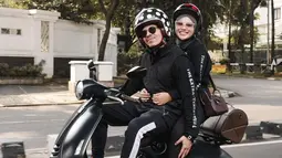 Saat menjalani touring, Atta Halilintar dan Aurel Hermansyah terlihat tampil dengan outfit senada. Penampilan pasangan muda ini pun tak luput dari sorotan netizen. (Liputan6.com/IG/@attahalilintar)