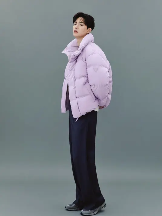 Song Kang terlihat ganteng pakai puffer jacket berwarna ungu muda yang dipadukannya dengan celana panjang hitam dan sneakers yang juga bernuansa hitam. [Foto: Instagram/songkang_b]