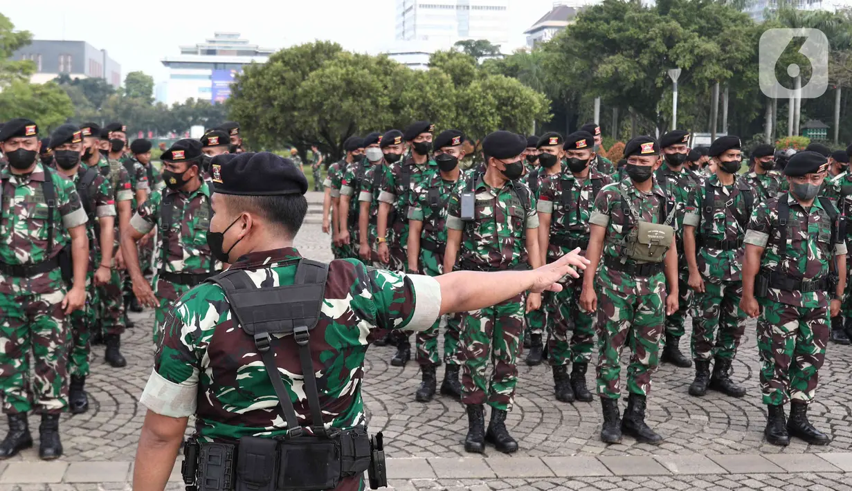 Prajurit TNI bersiap mengikuti apel gabungan gelar pasukan di Silang Monas, Jakarta, Senin (11/4/2022). Polda Metro Jaya mengerahkan sebanyak 5.620 pasukan gabungan Polri-TNI dalam rangka pengamanan aksi unjuk rasa BEM SI. (Liputan6.com/Herman Zakharia)