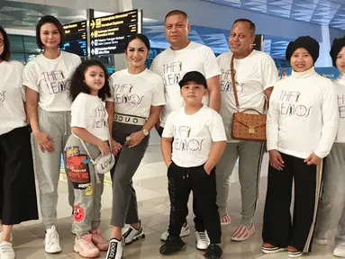 Melalui akun Instagram miliknya, Krisdayanti dan keluarganya kompak mengenakan pakaian berwarna putih dengan bertulisan The Lemos Family. Krisdayanti dan keluarga tengah menikmati liburan bersama di Eropa. (Liputan6.com/IG/krisdayantilemos)