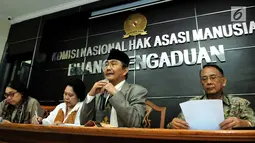 Ketua Pansel, Jimly Asshiddiqie memberi keterangan terkait nama calon Komisioner Komnas HAM di Kantor Komnas HAM, Jakarta, Rabu (2/8). Panitia mengumumkan 14 nama calon Komisioner Komnas HAM periode 2017-2022. (Liputan6.com/Helmi Afandi)
