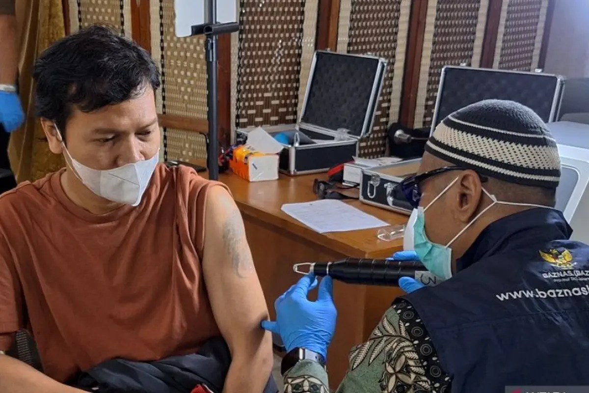 Salah satu peserta hapus tato gratis ditangani petugas di Kantor Wali Kota Jakarta Selatan, Jakarta, Kamis 26 Februari 2026.