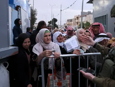 Warga Palestina menunggu izin untuk menyeberang di sebuah pos pemeriksaan Israel di Betlehem, di Tepi Barat pada 29 Maret 2024. (HAZEM BADER/AFP)
