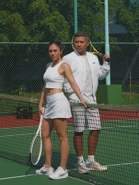 Jangan lupa untuk memadukan dengan sepatu olahraga warna putih untuk mencetak tampilan tenis yang estetis. [IG @wulanguritno]