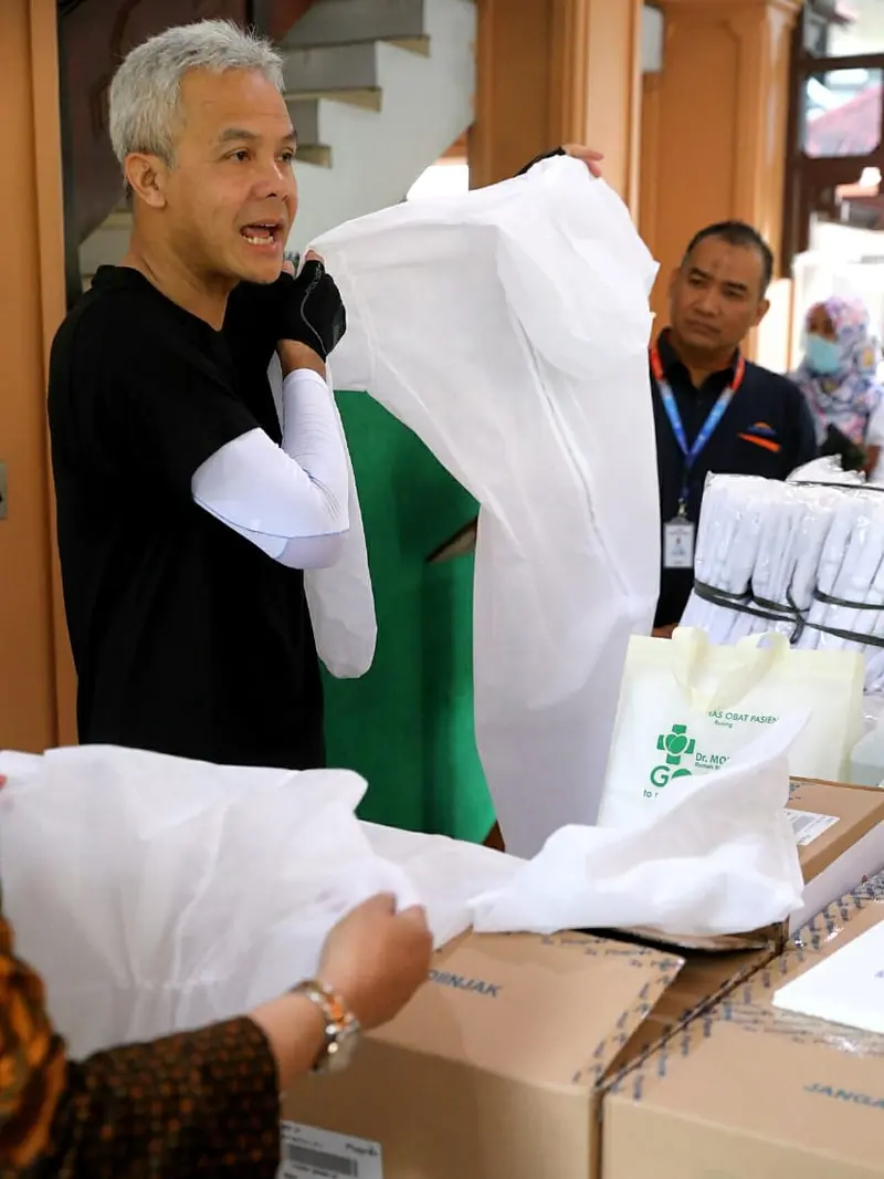 Ganjar Pranowo pamerkan APD 'baju astronot' yang diproduksi oleh RS Moewardi Solo. (Foto: Liputan6.com/Humas Pemprov Jateng/Felek Wahyu)