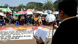 Seorang pendeta memimpin kebaktian di depan Istana Merdeka, Jakarta, Minggu (19/7/2015). Jemaat GKI Yasmin dan HKBP Filadelfia berharap Presiden Jokowi berani menegakan hukum dan konstitusi terkait GKI Yasmin dan HKBP Fladelfia. (Liputan6.com/Johan Tallo)