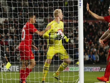 Pemain Liverpool, Philippe Coutinho  (kiri) merayakan golnya bersama rekan-rekannya saat melawan Derby County pada putaran ketiga Piala Liga Inggris di Stadion Pride Park, Rabu (21/9/2016) dini hari WIB. (Action Images via Reuters/Andrew Boyers)