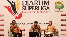 Direktur Djarum Superliga, Achmad Budiharto (kiri), menjawab pertanyaan saat jumpa pers di Hotel Kempinski, Jakarta, Rabu (11/1/2017). Liga bulutangkis ini total memperebutkan hadiah 250 ribu dollar AS. (Bola.com/Vitalis Yogi Trisna)