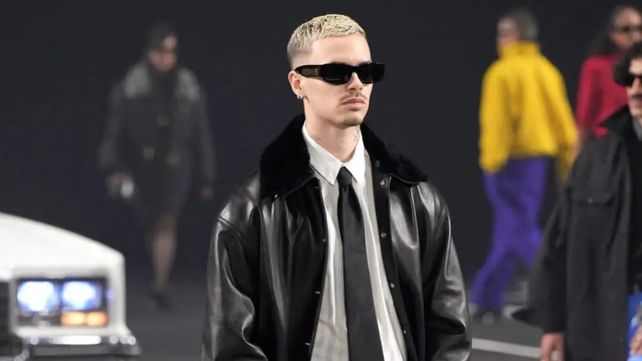 Didukung Victoria Beckham, Romeo Beckham Tampil Eksis dan Bersinar di Paris Fashion Week