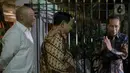 Kedua tampak akrab dan sama-sama mengenakan baju batik. (Liputan6.com/Herman Zakharia)