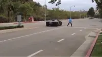 Orang gila yang kesal mendengar deru mesin dari sebuah Lamborghini Aventador melempar sebuah batu ke sportcar tersebut hingga kacanya pecah.