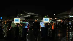Tim SAR gabungan menerima 10 jenazah korban pesawat AirAsia QZ8501 di Pangkalan Udara TNI Angkatan Laut Juanda, Surabaya, Jumat malam (2/1). (Liputan6.com/Johan Tallo)