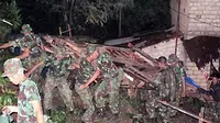 Anggota TNI mencari korban tertimbun tanah longsor di Kebon Kelapa, Bogor, Jabar. Tiga orang tewas dan satu orang kritis akibat peristiwa tersebut.(Antara)