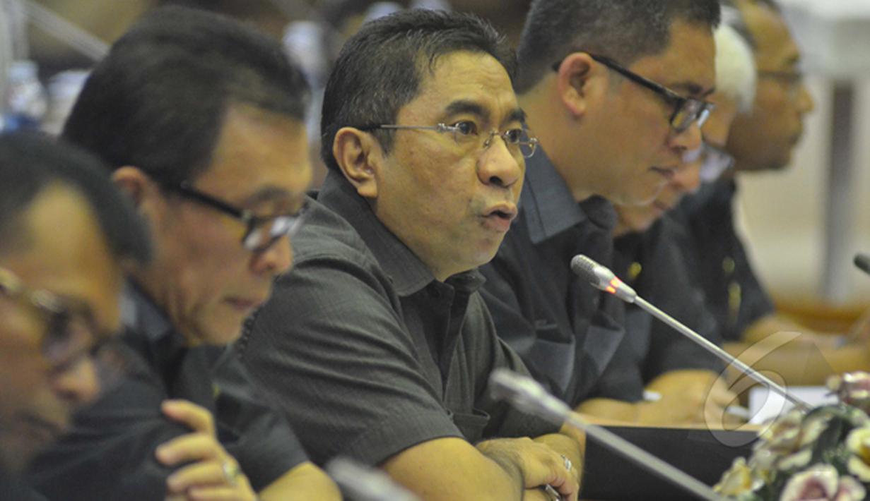 Direktur Utama BPJS Ketenagakerjaan Elvyn G Masassya (ketiga kiri) mengikuti Rapat Dengar Pendapat dengan Komisi IX DPR RI, Jakarta, Senin (26/1/2015). (Liputan6.com/Andrian M Tunay)