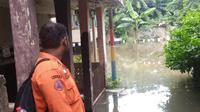 BPBD DKI Jakarta saat memantau banjir luapan Sungai Ciliwung yang sebelumnya merendam 20 rukun tetangga (RT) di wilayah Jakarta Selatan dan Jakarta Timur. (Dok. Antara)