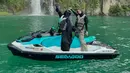 Aksi Umi Pipik dan putrinya di Danau Toba membuktikan bahwa berbusana syar'i bukan penghalang untuk menikmati aktivitas seru. Ia berhasil menunjukkan bahwa gaya hidup islami bisa tetap selaras dengan kegiatan outdoor yang menantang. Penampilan dan keberanian Umi kini menjadi inspirasi banyak perempuan lainnya. (Liputan6.com/IG/@_ummi_pipik_)