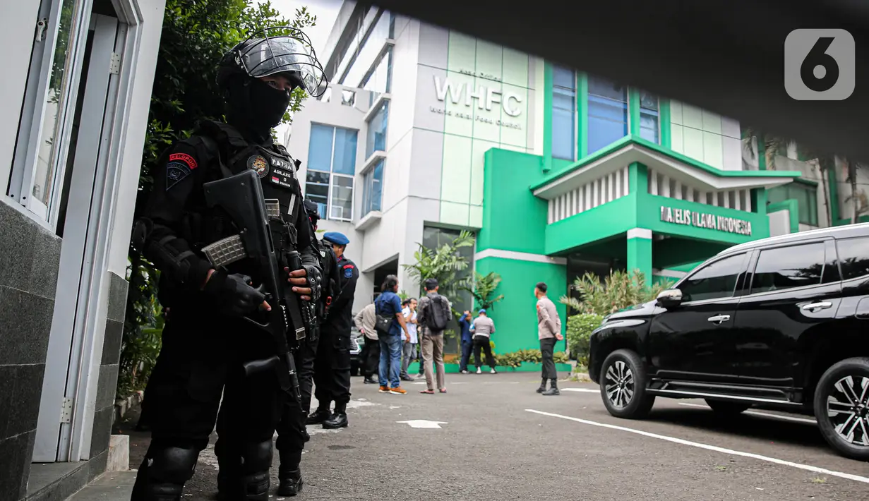 Anggota Brimob bersenjata lengkap berjaga usai penembakan di Kantor Majelis Ulama Indonesia (MUI) Jakarta, Selasa (2/5/2023). Penembakan yang terjadi antara pukul 10.00-11.00 WIB tersebut melukai tiga orang staff dan pelaku dikabarkan tewas saat diamankan petugas kepolisian. (Liputan6.com/Faizal Fanani)