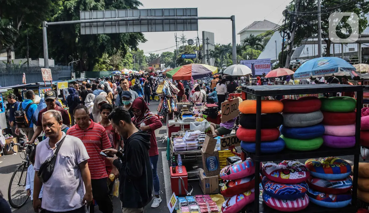 Pedagang kaki lima (PKL) berjualan di kawasan Jalan Sumenep, Jakarta, Minggu (17/11/2019). Setelah adanya larangan berjualan saat car free day (CFD) di kawasan Bundaran Hotel Indonesia, para PKL kini menjajakan dagangannya di Jalan Sumenep dan Jalan Pamekasan. (Liputan6.com/Faizal Fanani)