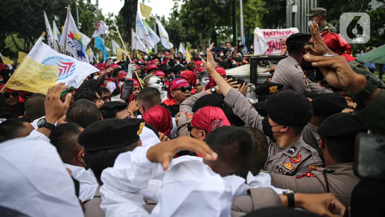FOTO: Ratusan Buruh Geruduk Balai Kota DKI Jakarta