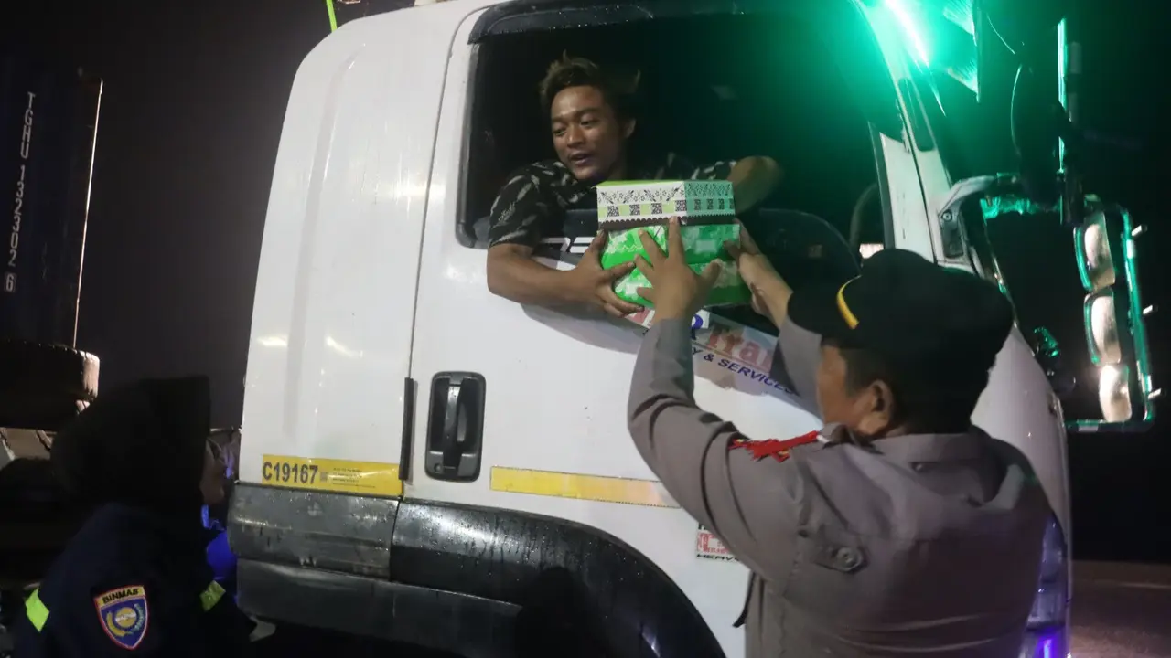 Polres) Lampung Selatan membagikan 600 nasi kotak untuk ratusan sopir truk di Pelabuhan Bandar Bakau Jaya (BBJ). Foto : (Istimewa).