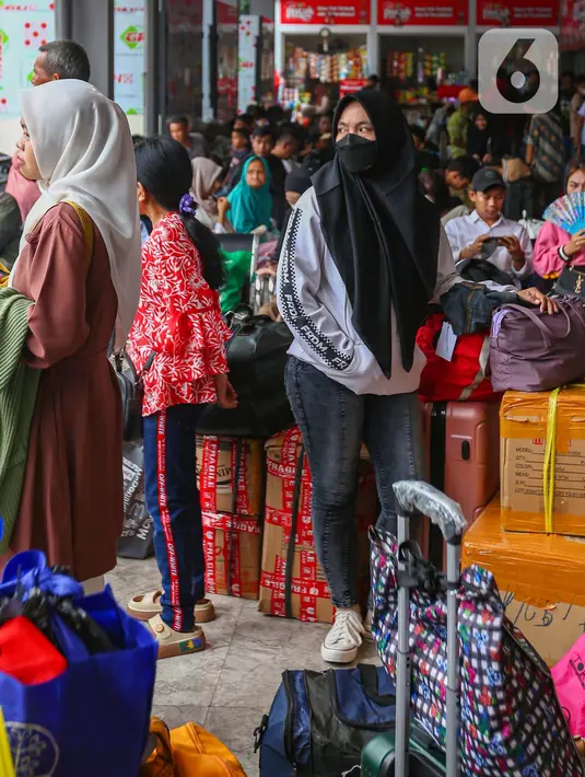 Barang bawaan para calon pemudik memenuhi sebagian area ruang tunggu. (Liputan6.com/Angga Yuniar)