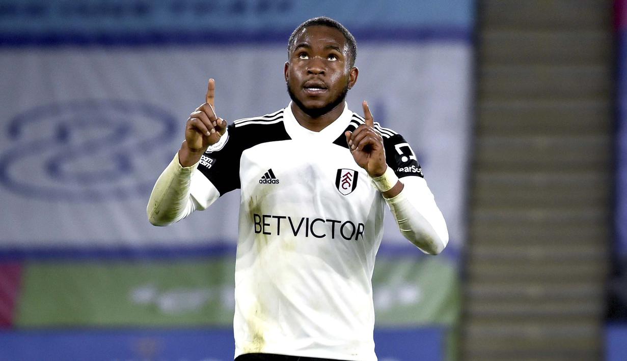 Pemain Fulham, Ademola Lookman, melakukan selebrasi usai mencetak gol ke gawang Leicester City pada laga Liga Inggris di Stadion King Power, Senin (30/11/2020). Leicester takluk dengan skor 1-2. (Michael Regan/Pool Photo via AP)