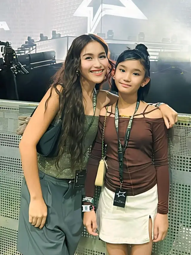 Ayu Ting Ting Temani Anak Menyaksikan Fanmeet Lisa Blackpink di Jakarta. [@ayutingting92]