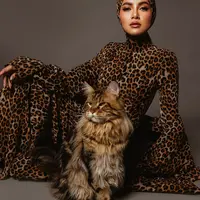 Kenakan hijab bukan halangan Olla Ramlan untuk terlihat fashionable. Termasuk saat photoshoot baru-baru ini [@ollaramlan]