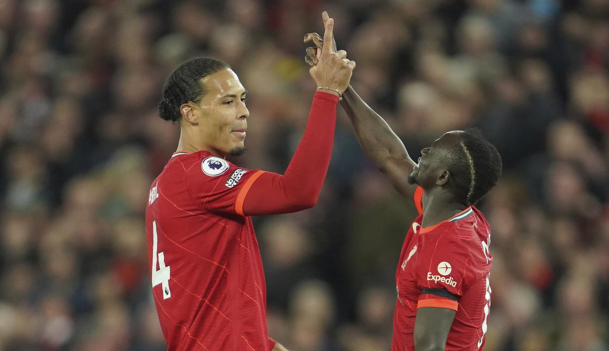 Liverpool mendominasi jalannya laga dengan penguasaan bola mencapai 72 persen berbanding 28 persen milik Manchester United. (AP/Jon Super)