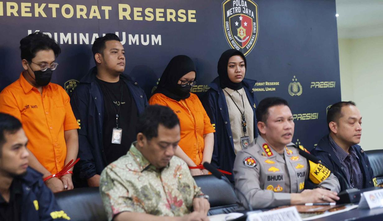 Ayu Puspita dan Dimas melakukan penipuan dengan modus menawarkan jasa penyelenggaraan pernikahan. Total kerugian penipuan ini mencapai Rp 11,5 miliar. Tampak dalam foto, Ayu Puspita, pemilik Wedding Organizer by Ayu Puspita (kedua kanan belakang), dhadirkan pada rilis kasusnya di Gedung Ditreskrimum Polda Metro Jaya, Sabtu (13/12/2025). (Kapanlagi.com/Budy Santoso)