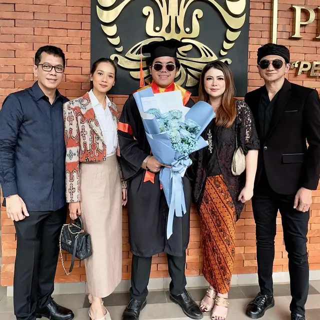 Potret 6 Anak Artis Wisuda Didampingi Dua Ibu, Makin Terasa Lengkap