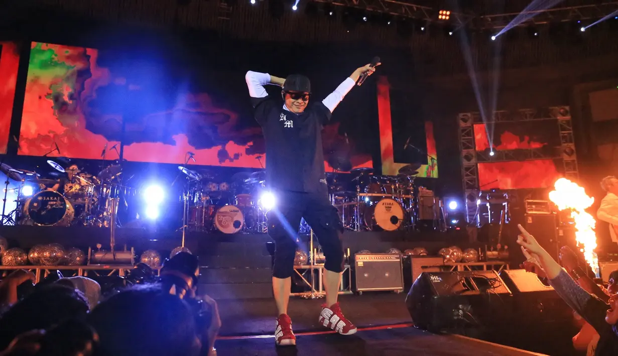 Penampilannya tadi malam dibuka Gigi dengan lagu Terbang. Para penonton pun langsung berjingkrakan mengikuti alunan lagu itu. Kemudian, dilanjutkan dengan lagunya yang berjudul  Nakal dan penonton pun makin berjingkrakan. (Adrian Putra/Bintang.com)