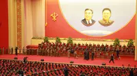 Suasana saat pemimpin Korea Utara Kim Jong-un memberi penghargaan kepada para ilmuwan di bidang pertahanan nasional Korea Utara di Pyongyang (12/12). Sebelumnya, rudal balistik Hwasong-15 diluncurkan Korut pada 29 November 2017. (AFP Photo/KCNA VIA KNS)