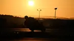 Sebuah siluet seorang pembalap saat berkompetisi dalam ajang 24 Hours of Le Mans yang berlangsung di Sirkuit Bugatti, Prancis, 19 April 2026 waktu setempat. (AFP/Julien De Rosa)