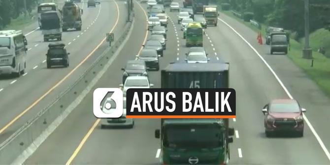 VIDEO: Kendaraan Arus Balik Memadati Ruas Tol Japek