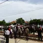 Suasana di Stasiun Tambun, Bekasi, Jawa Barat, penumpang penuhi rel karena kereta terlambat datang (Liputan6.com) 