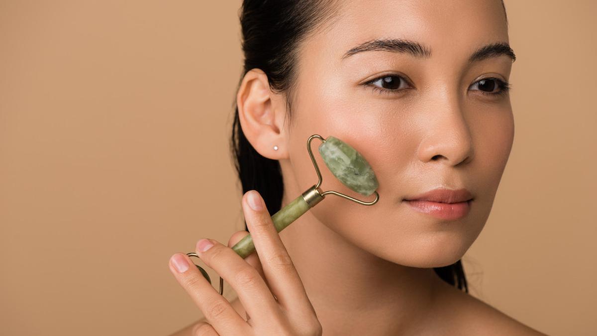 Tips Mengatasi Kerutan Bawah Mata dengan Facial Massage yang Efektif