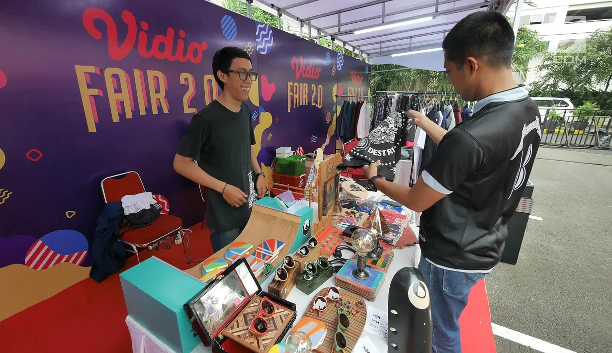 Pengunjung melihat-lihat jajanan dan barang-barang menarik di area Market Place pada acara Vidio Fair 2.0 di Mall Gandaria City, Jakarta, Sabtu (3/11). Vidio Fair 2.0 kali ini mengambil tema One Stop Event You Can Get. (Liputan6.com/Herman Zakharia)