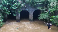 Warga berjalan di depan bangunan Jembatan Terowongan Tiga di kawasan Matraman, Jakarta, Minggu (12/6/2022). Jembatan Terowongan Tiga yang ditetapkan sebagai bangunan cagar budaya oleh Pemprov DKI Jakarta tersebut kondisinya terbengkalai dan kumuh. (Liputan6.com/Herman Zakharia)