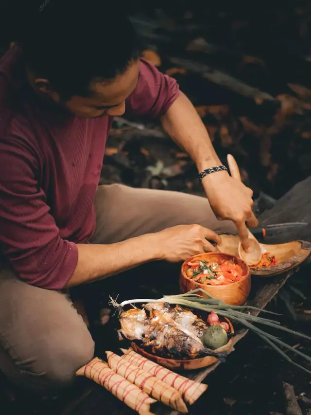 Foel La Ode memasak di Alam Terbuka