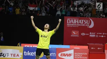 Pebulu tangkis Indonesia, Anthony Ginting bergembira usai menundukkan pebulu tangkis asal Jepang, Kazumasa Sakai dua set langsung dengan skor 21-13 dan 21-12 di ajang Indonesia Masters 2018 di Senayan, Jakarta, Minggu (28/1). (Liputan6.com/Angga Yuniar)