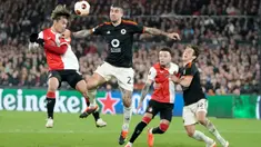 Pemain Feyenoord, Ayase Ueda (kiri) berebut bola atas dengan Gianluca Mancini (AS Roma) selama pertandingan sepak bola leg pertama play off Liga Europa 2023/2024 di Stadion De Kuip, Rotterdam, Belanda, Kamis, 15 Februari 2024. (AP Photo/Peter Dejong)
