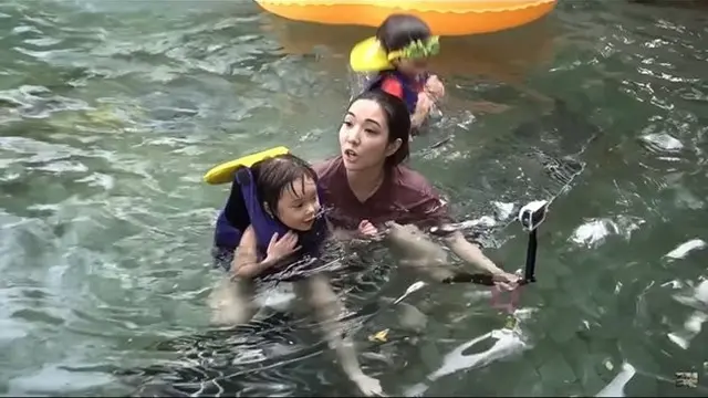 Ungkap 'I Love You' Dalam Air, Ini 6 Potret Gempi dan Gisella Anastasia Asyik Berenang
