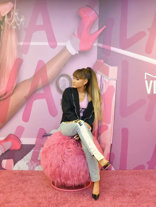 Pasangan yang baru menjalin hubungan kasih selama 2 bulan ini memiliki kesamaan soal jenis musik, acara TV, dan film. Tersiar kabar, keduanya juga sudah menjalin hubungan baik dengan keluarga masing-masing. (AFP/Bintang.com)