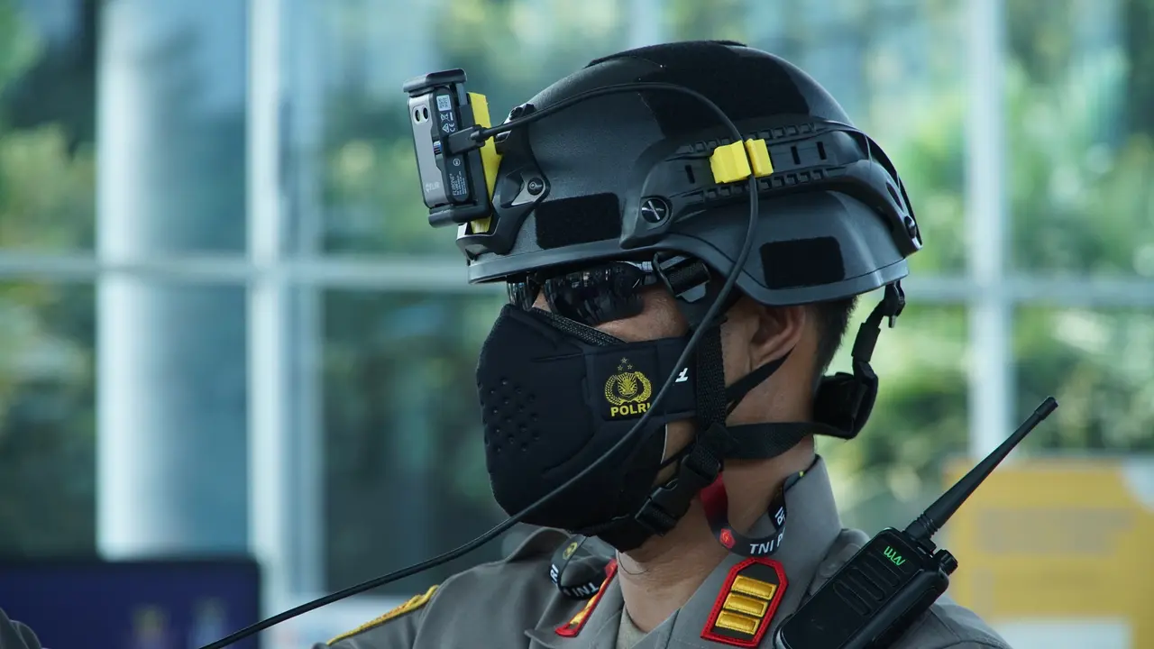 Helm Hanuang, mampu mendeteksi suhu tubuh dari jarak jauh sampai dengan 7 meter.