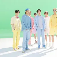 Salah satu busana yang dipakai BTS di video klip Dynamite. (dok. Facebook/BANGTAN.OFFICIAL)