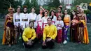 Sejumlah penari foto bersama usai membawakan tarian Bali pada acara Asia Fest 2023 di Arena Nasional, Bucharest, Rumania, Minggu (24/9/2023). (Liputan6.com/Herman Zakharia)