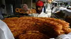 Seorang tukang roti menyiapkan makanan buka puasa Jalebi di sebuah toko di Islamabad, Pakistan, Kamis (23/3/2023). (Aamir QURESHI/AFP)