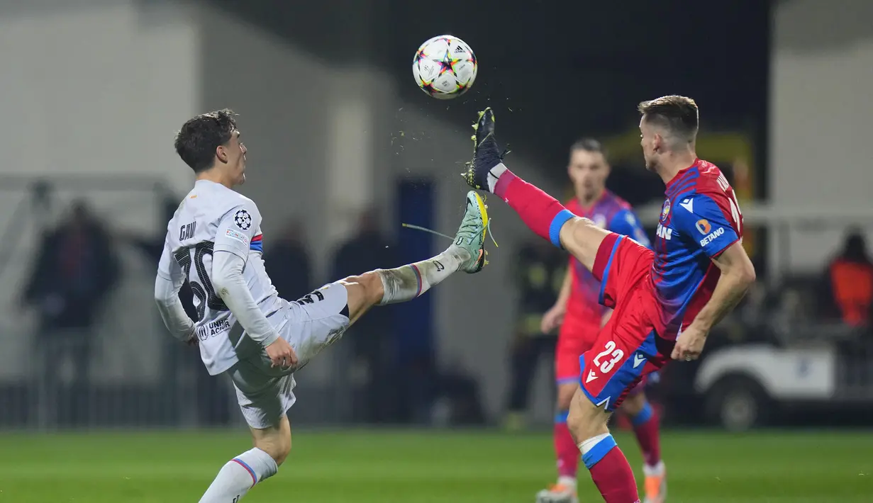 Gelandang Barcelona, Gavi (kiri) berebut bola dengan pemain Viktoria Plzen, Lukas Kalvach selama pertandingan lanjutan Grup C Liga Champions di Doosan Arena di Plzen, Republik Ceko, Rabu (2/11/2022). Barcelona menang atas Viktoria Plzen dengan skor 4-2. (AP Photo/Petr David Josek)